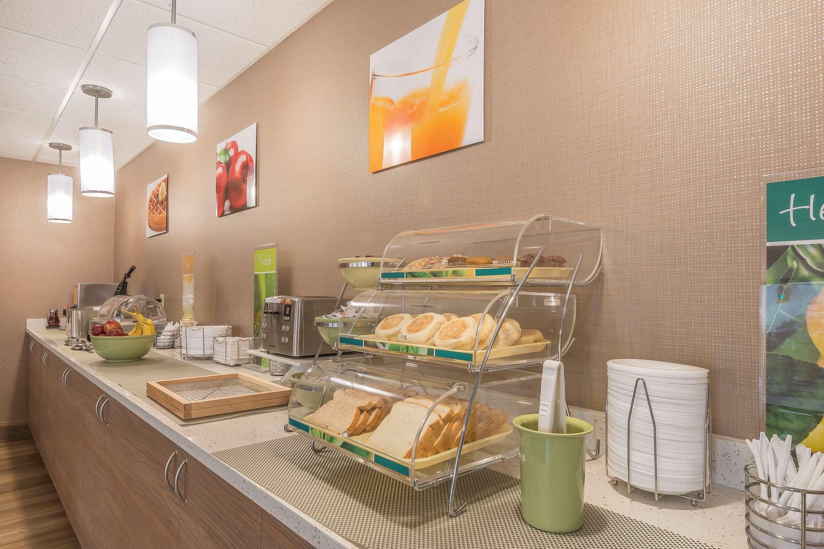 Quality Inn & Suites Downtown Windsor Ngoại thất bức ảnh